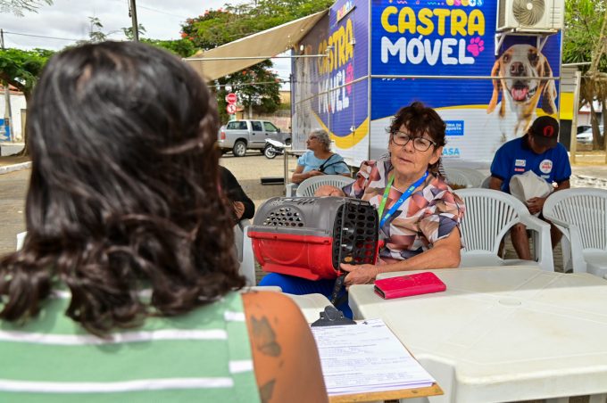 Castramóvel desembarca no Sumaré e leva serviço gratuito de castração para cães e gatos do bairro