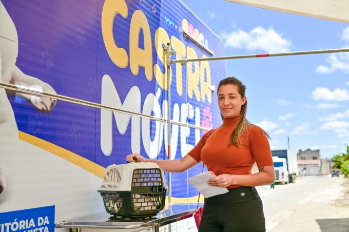 Castramóvel levou atendimentos a cães e gatos do bairro Cidade Maravilhosa