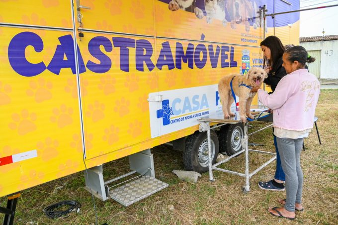 Tutores levam cães e gatos para atendimento no Castramóvel no loteamento Morada Real