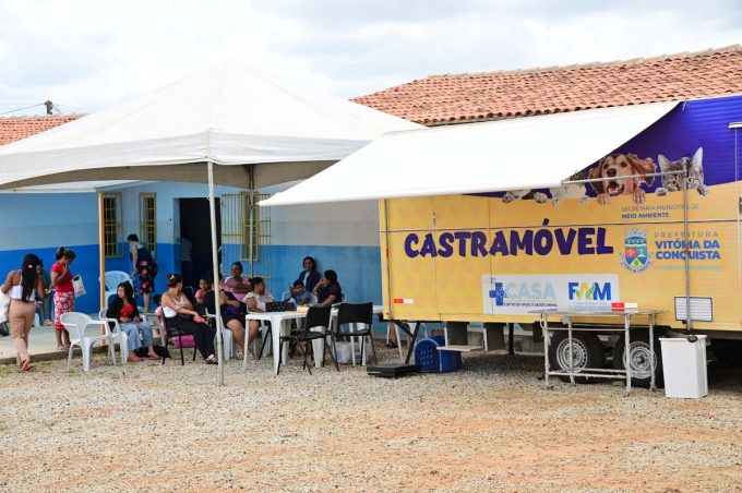 Castramóvel atendeu 28 animais nesta quinta-feira e castrações seguem na Vila Serrana até sábado, 14