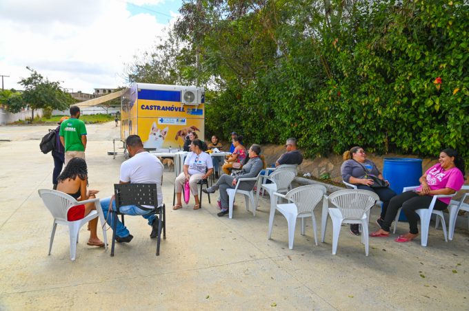 Castramóvel realizou 29 cirurgias em cães e gatos no Bruno Bacelar. Castrações continuam neste sábado