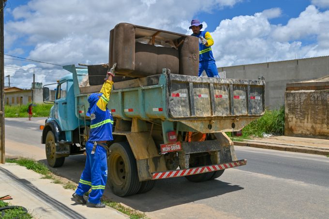 Operação Cata-Bagulho recolhe materiais inservíveis no loteamento Vila da Conquista