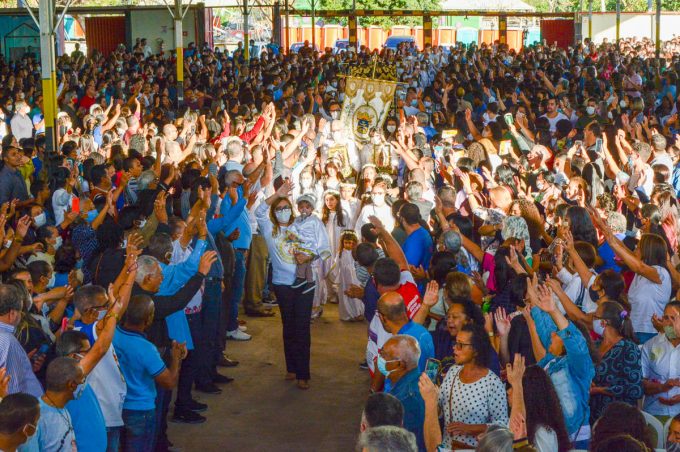 Missa da Padroeira reuniu milhares de fiéis no Parque de Exposições. Prefeita Sheila Lemos participou