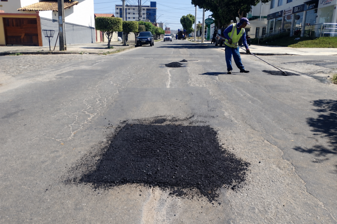 Operação Tapa-Buraco avança por novas regiões e amplia recuperação de vias em Vitória da Conquista