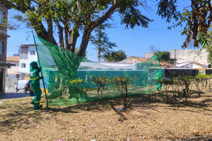 Prefeitura mantém rotina de limpeza, roçagem e poda em espaços públicos