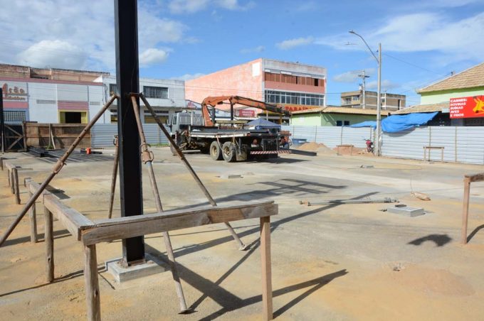 Governo Municipal começa a instalar pilares de sustentação da cobertura metálica da Feira do Bairro Brasil