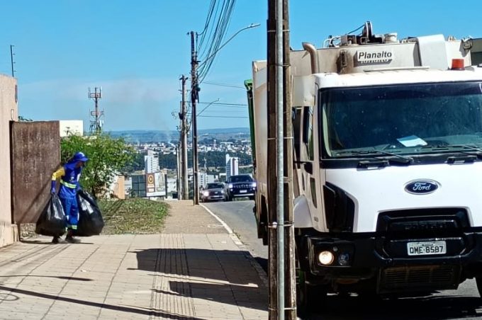 Com equipes nas ruas, coleta de lixo caminha para a normalização total em Vitória da Conquista nesta quinta-feira, 25