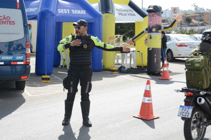 Simtrans e PM realizam ação educativa na Praça Norberto Aurich