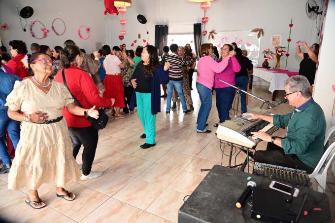 Centro de Convivência do Idoso celebra Dia dos Avós com música e apresentações artísticas