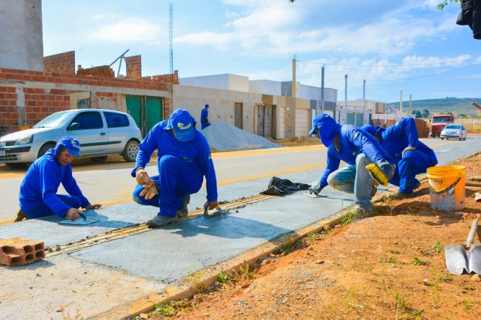 Obras da Perimetral avançam com concretagem do canteiro central da Avenida Modelo