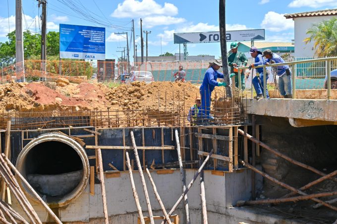 Obra de macrodrenagem na Avenida Brumado avança com concretagem da caixa de drenagem