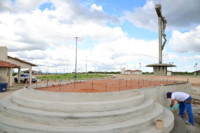 Prefeitura avança na construção do palco em obra de revitalização da área do Cristo