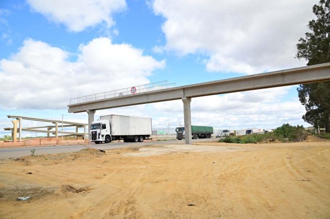 Após termo firmado com a Prefeitura, passarela é construída às margens da BR-116 próximo ao bairro Comveima II
