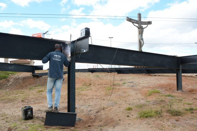 Prefeitura retoma obra de requalificação da área do Cristo com instalação da estrutura do mirante metálico