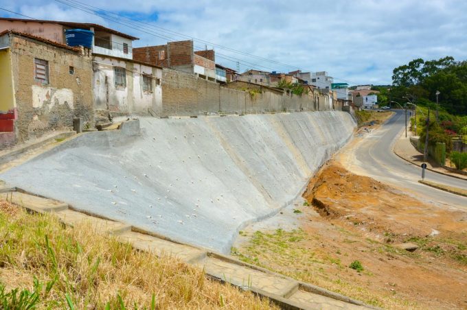 Prefeitura conclui construção de contenção na encosta do Guarani. Obra visa evitar risco de desabamento com as chuvas