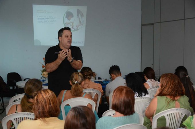 Secretaria Municipal de Educação discute terceirização da merenda escolar em encontro com diretores