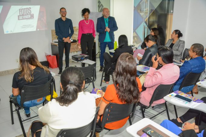 Micro e pequenas empreendedoras participam de oficina de fotografia com foco na publicidade 