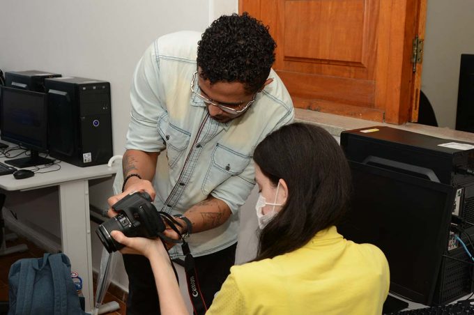 Curso de iniciação em fotografia voltado para jovens teve início nesta segunda (12)