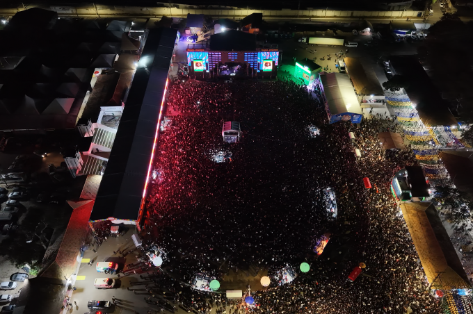 Abertura do Arraiá da Conquista reúne multidão e dá início a cinco dias de festa 