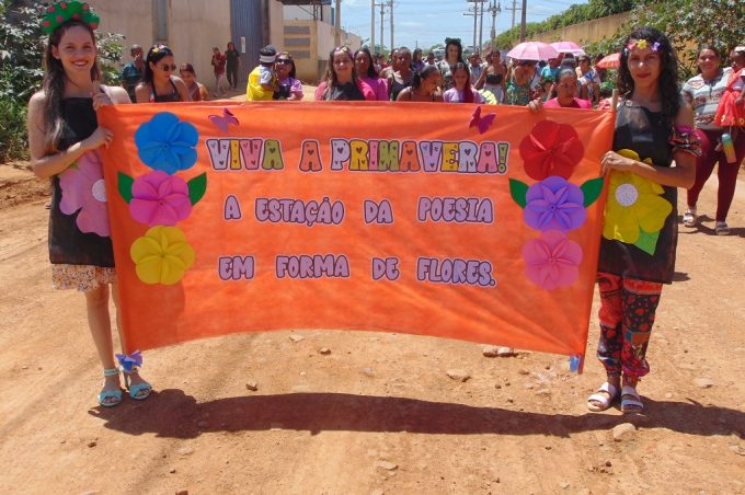 Alunos e professores do Cmei Comveima encerram projeto de meio ambiente com caminhada pelas ruas do bairro