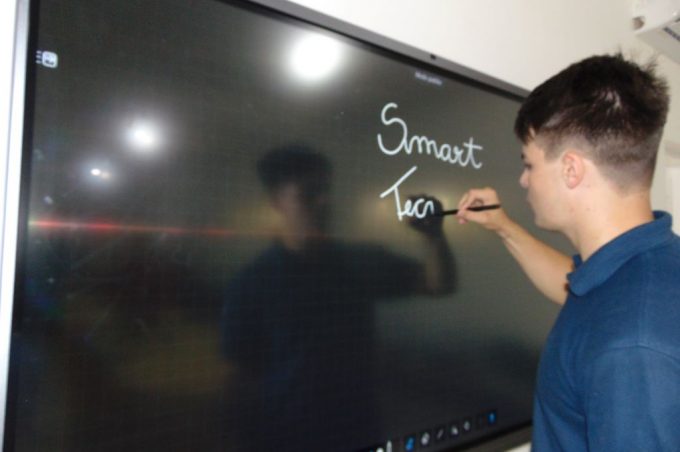 Investimentos na educação: Prefeitura dota escolas municipais de lousas digitais