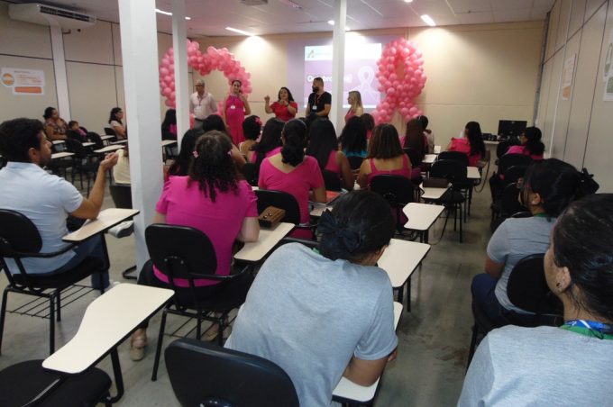 Outubro Rosa: Mulheres surdas participam de palestra sobre prevenção ao câncer de mama no auditório do Atacadão
