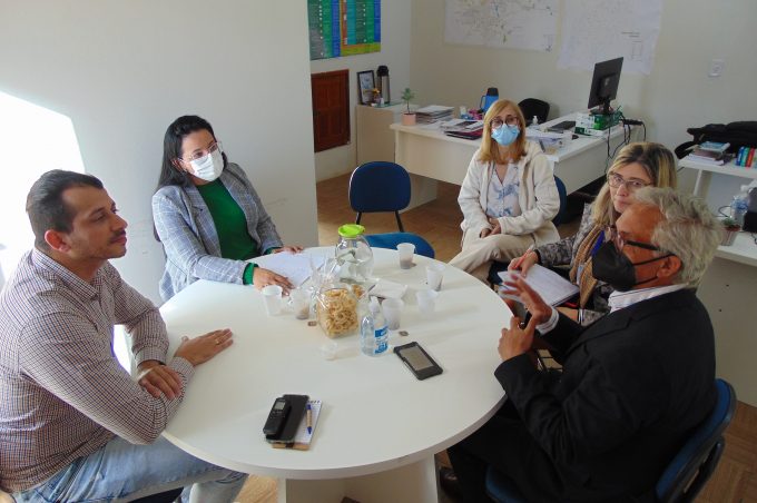 Núcleo de Prevenção e Monitoramento da Violência nas Escolas recebe visita de mentor do projeto