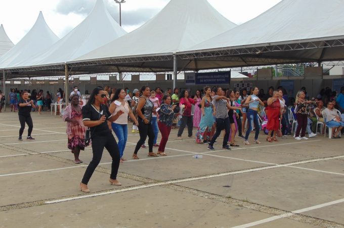 Aulas de Zumba do Projeto Educarte animam mulheres no Glauber Rocha