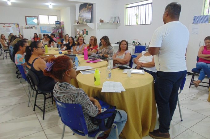 Núcleo Pedagógico da Secretaria de Educação se reúne com coordenadores escolares para análise do ano letivo