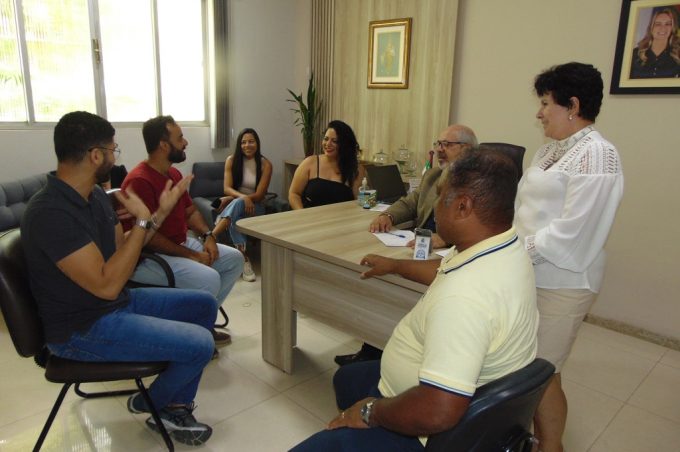 Secretaria de Educação e professores de Libras dialogam sobre formação de tradutores e intérpretes