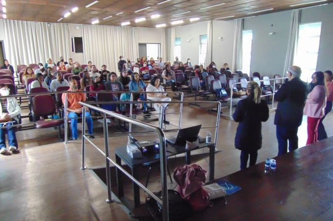 Cuidadores aprovados em seleção da Smed recebem capacitação para iniciar trabalho nas unidades escolares