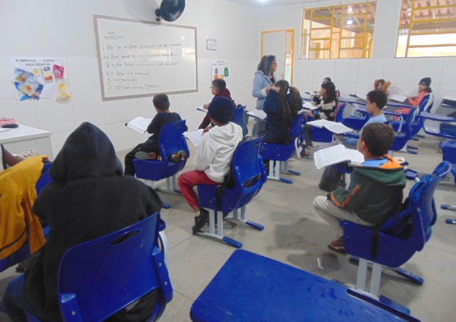 No retorno às aulas, alunos da rede municipal recebem kits didáticos para atividades do segundo semestre