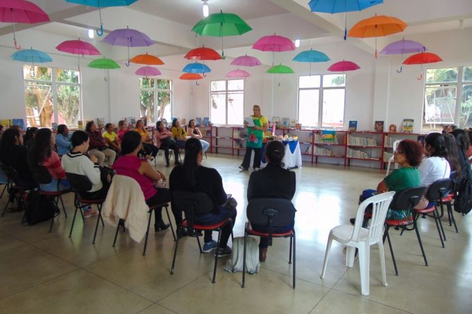Educação realiza formação de professores da educação infantil com contação de história na Biblioteca Municipal