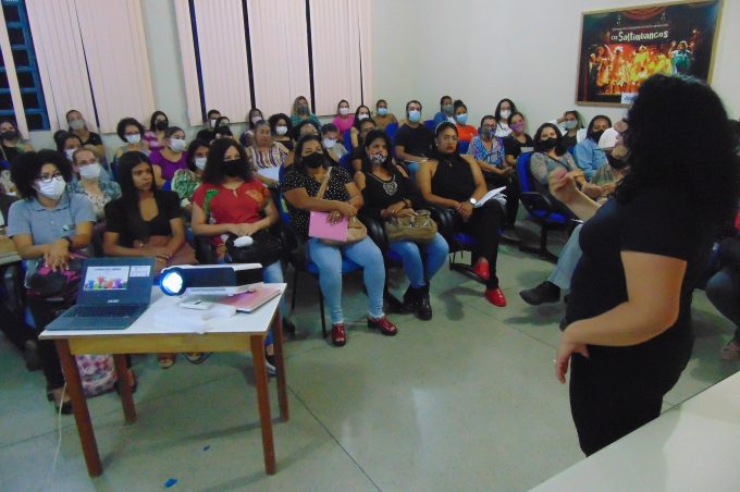 Curso de Libras promovido pela Secretaria Municipal de Educação atrai grande público na aula inaugural