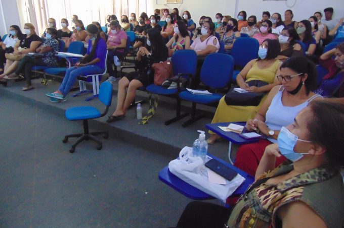 Professores da rede municipal terão várias capacitações durante o ano; a primeira foi concluída ontem