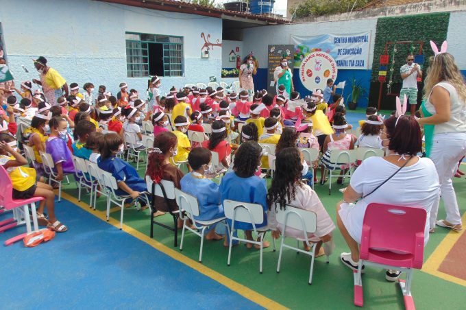 Centro Municipal de Educação Infantil Tia Zaza comemora a Páscoa com ação social da torcida do Palmeiras