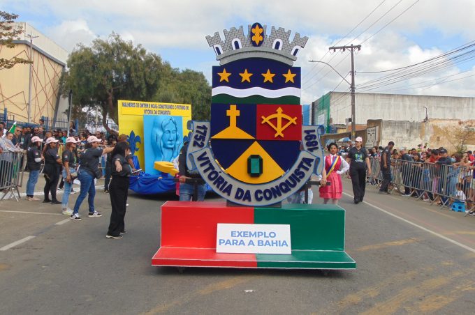 Escolas Municipais valorizam presença feminina na história de Vitória da Conquista no desfile cívico do 7 de Setembro
