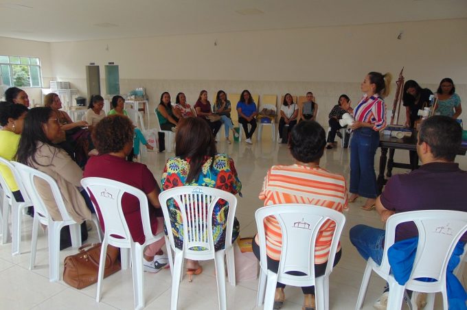 Smed promove oficina com professores sobre confecção de materiais para salas de recursos multifuncionais