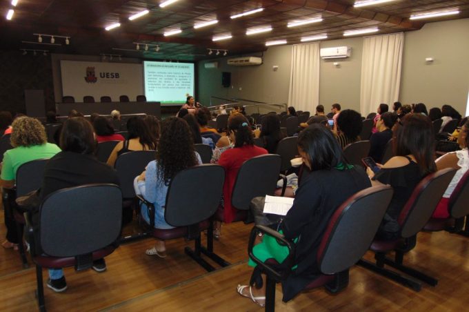 Secretaria Municipal de Educação realiza formação com auxiliares de vida escolar
