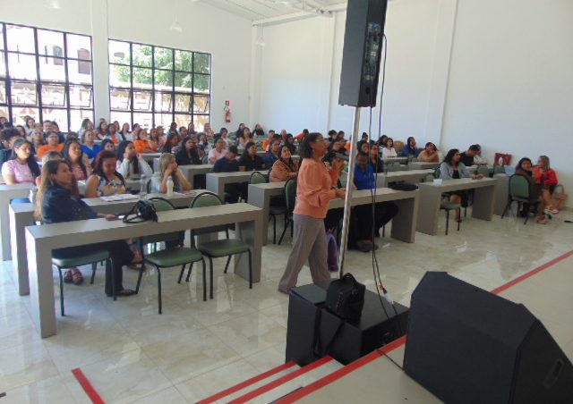 Secretaria Municipal de Educação realiza semana de formação com professores e auxiliares de vida escolar