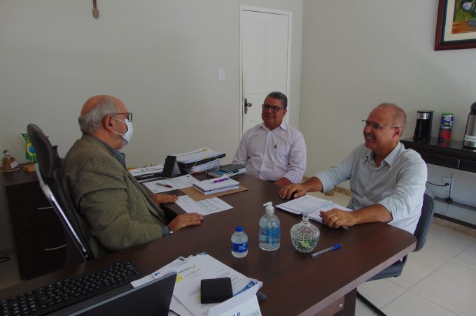 Diálogos com a sociedade: secretário Edgard Larry recebe vereadores e promotor de Justiça