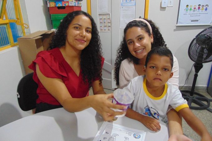 Smed contrata estagiária com deficiência auditiva para ensinar Libras a crianças surdas