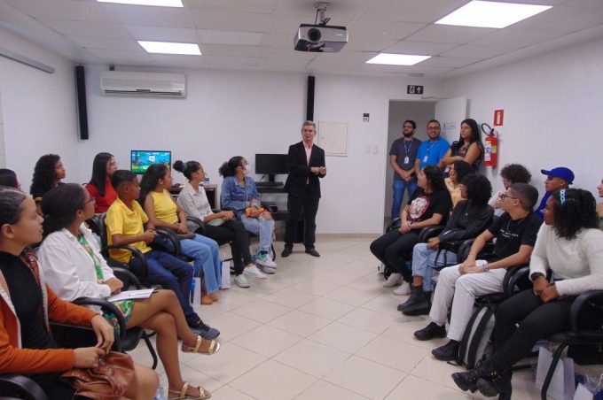 Finalistas do Projeto Lápis na Mão participam de workshop na TV Sudoeste sobre técnicas de redação