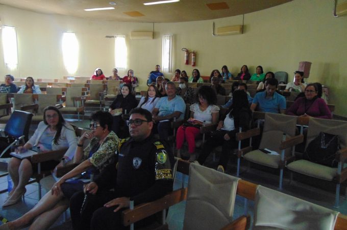 Busca Ativa Escolar e entrega de uniformes para servidores da educação tematizam reunião com gestores