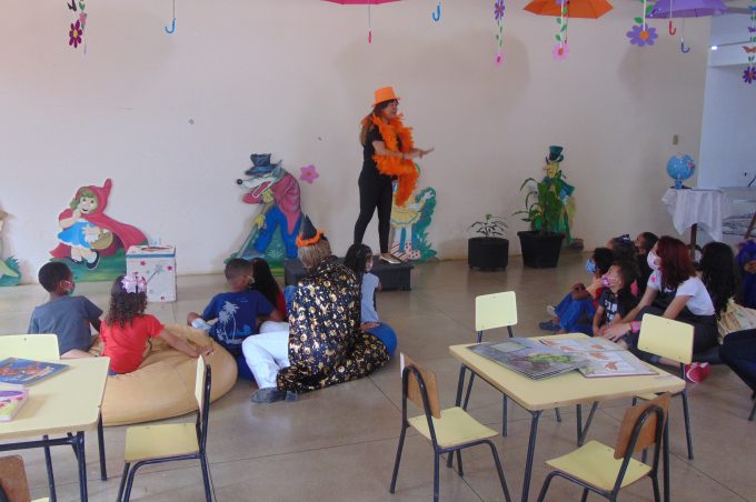 Crianças de creche conveniada participam de atividade na Biblioteca na Semana do Bebê