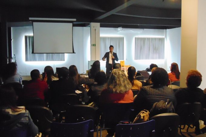 Secretaria Municipal de Educação promove capacitação em musicoterapia para professores
