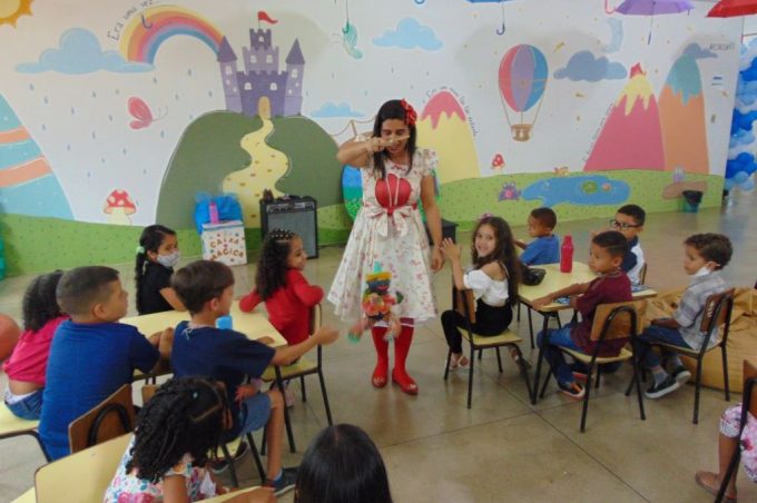 Em Semana do Bebê, alunos do Centro Municipal de Educação Infantil Pedro Emílio visitam biblioteca