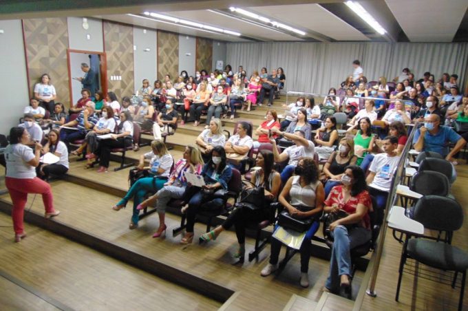 Audiência Pública da Educação reuniu aproximadamente 200 educadores e debateu Plano Municipal de Educação