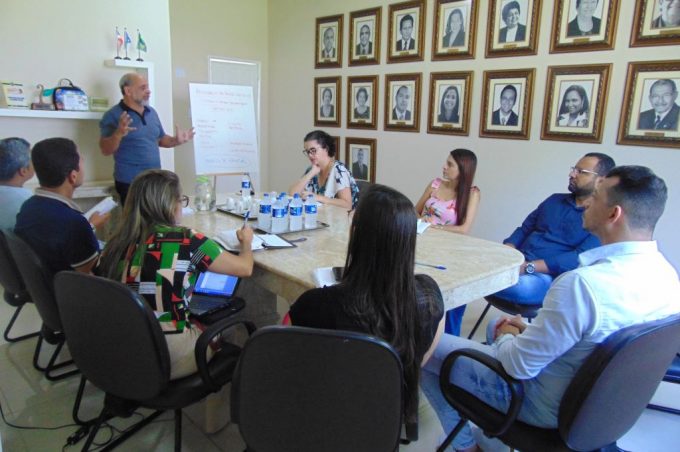 Na busca pela Certificação ISO 9001, equipe da Smed participa de encontro com consultor em gestão
