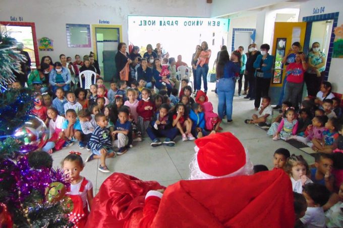 Crianças do Centro Municipal de Educação Infantil Auxêncio Dias de Oliveira ganham festa natalina